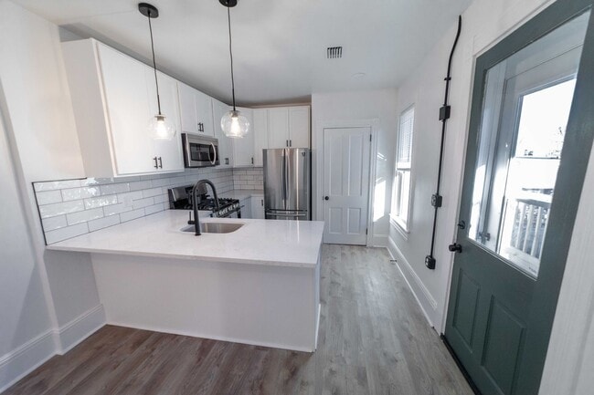 Building Photo - 617 E Chestnut St