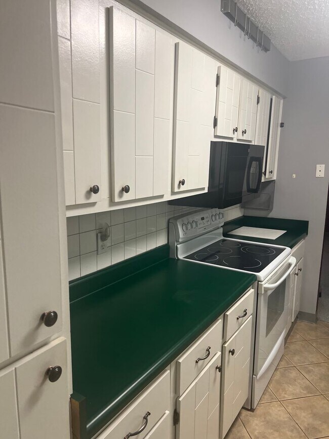 Building Photo - Knoxville 37923 - 2 bedroom, 2 bath condo ...