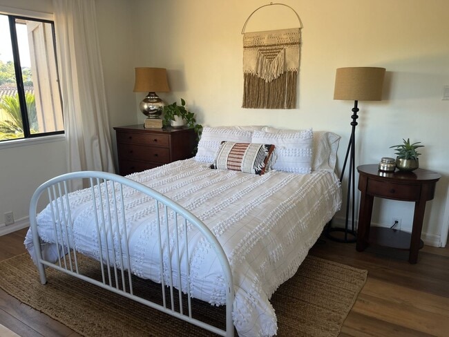 Building Photo - Beautiful 3-bedroom, 2.5-bath country-styl...