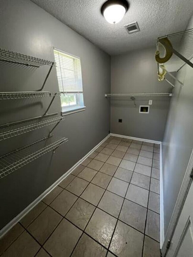 Building Photo - A Stunning Home Awaits in Crestview Planta...