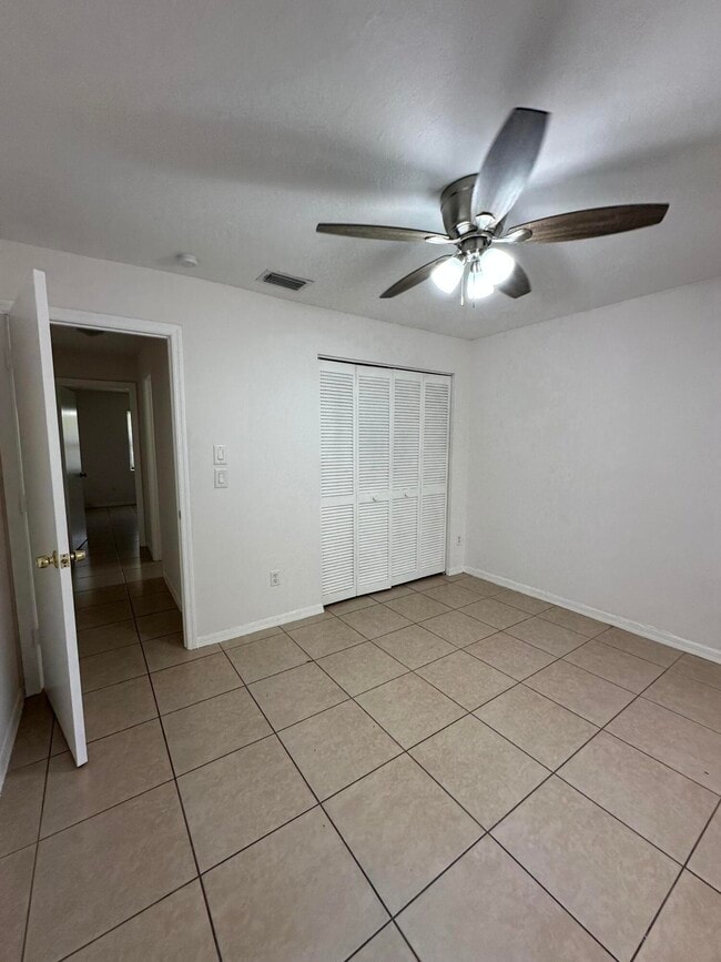 Building Photo - 1217 Schumann Dr