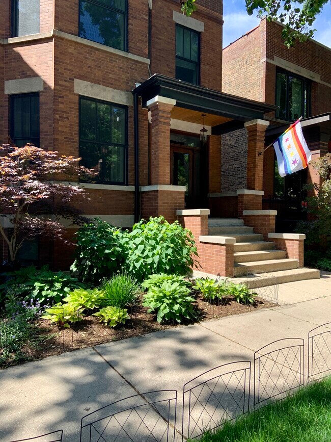 Exterior - 2055 W Cullom Ave