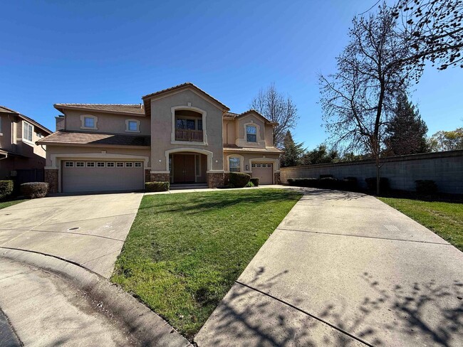 Building Photo - Absolutely Gorgeous Home in Gated Rosevill...