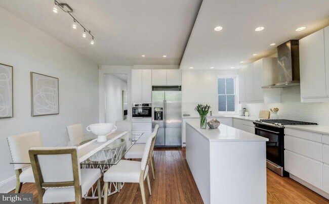 Building Photo - 3021 Dumbarton St NW