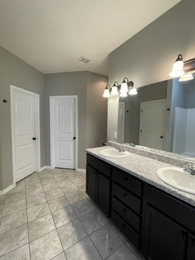 Building Photo - Upscale 3 Bed/2 Bath/3 Car Garage Availabl...