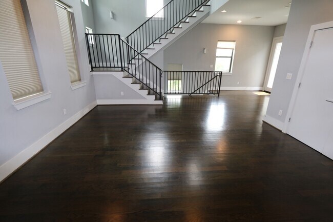 Building Photo - 2103 Hadley St