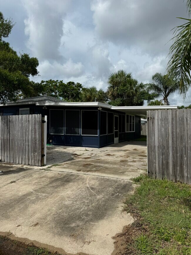 driveway/parking - 849 58th Avenue Northeast