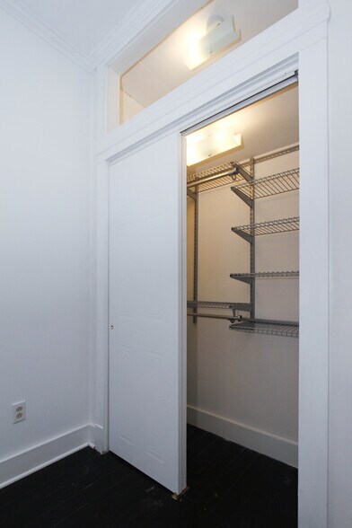 Building Photo - 546 Shull St