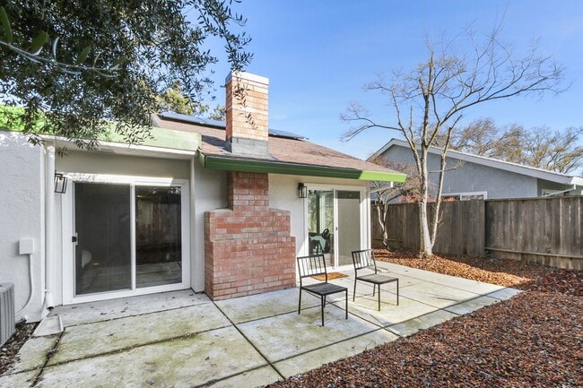 Building Photo - 2 Bedroom 2 Bedroom Home in East Davis with solar