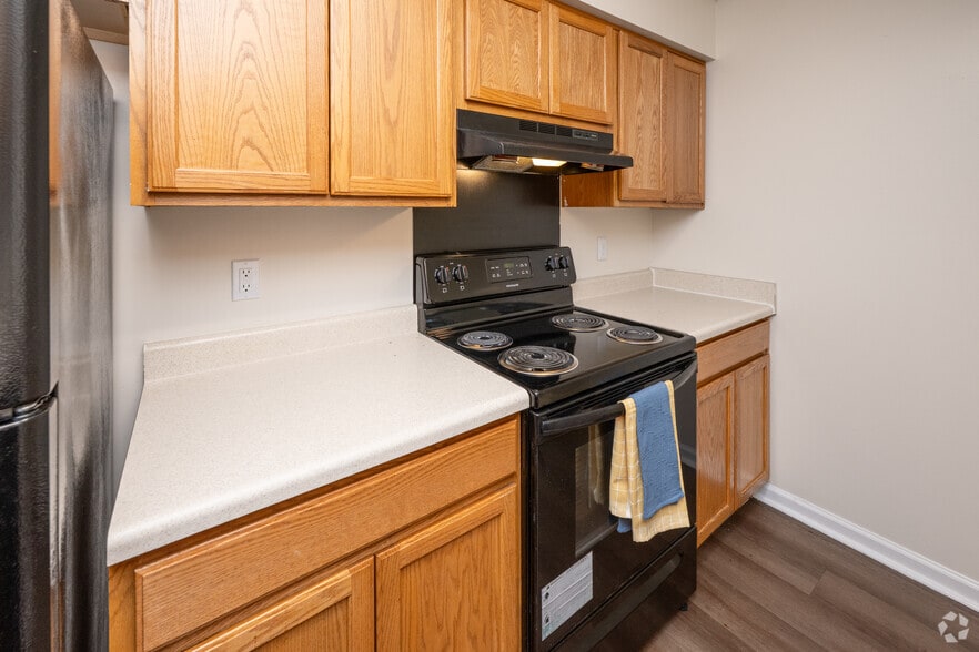 2BR, 1BA - 792SF - Kitchen - Meadowbrook Apartments