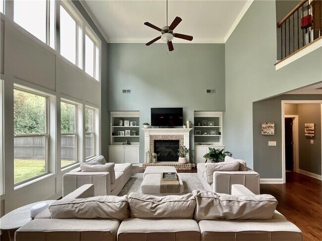 Building Photo - 5452 Oak Crest Ln