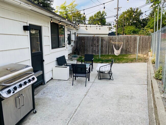 Building Photo - 517 W Milwaukee Dr