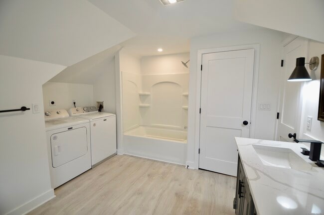 Building Photo - 21 Nichols St