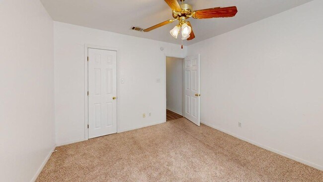 Building Photo - 204 W Truman Ave