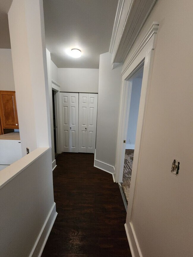 Building Photo - Light and Airy 2 bedroom 1 bathroom apartm...