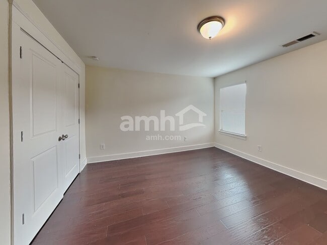 Building Photo - 1076 Adams Haven Bend