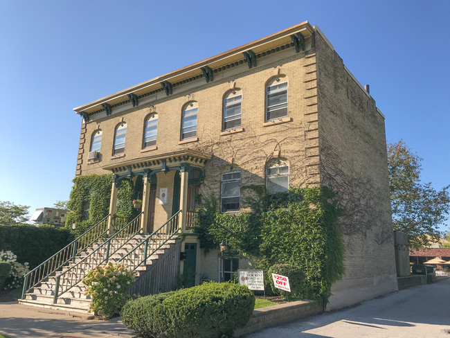 Primary Photo - 706 E Juneau Ave
