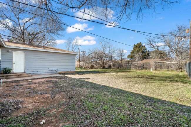 Building Photo - Vintage Home in Medical District