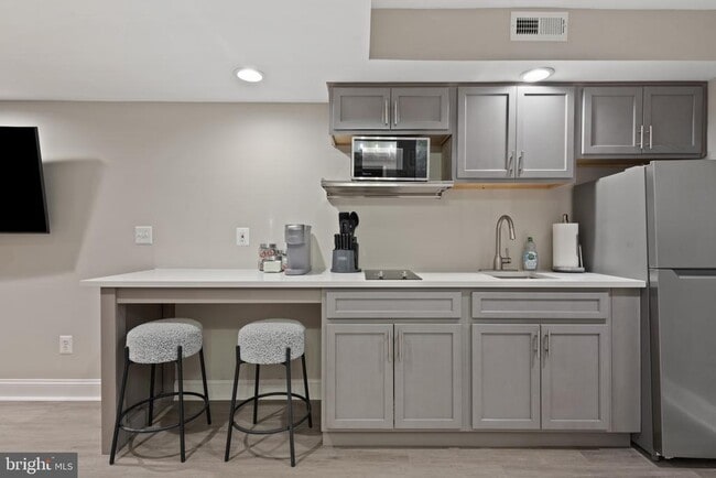 Building Photo - 2219 E Chase St