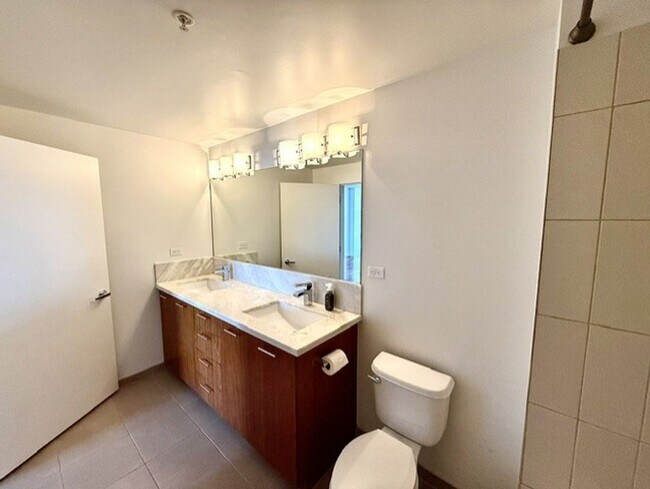 Building Photo - Bright City View Condo For Rent in North Belltown Area