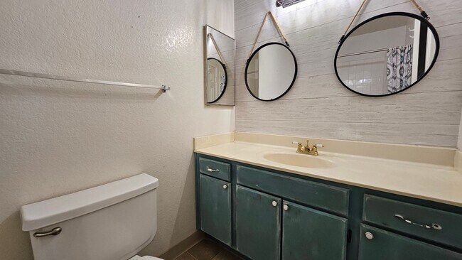 Building Photo - Stylish 3-Bedroom Home with Spacious Backy...