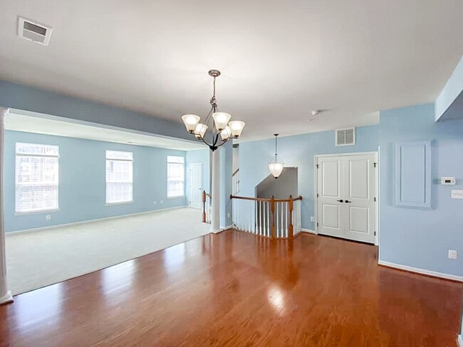 Building Photo - Gorgeous 2-Level 3 Bed 2.5 Bath Condo-Styl...