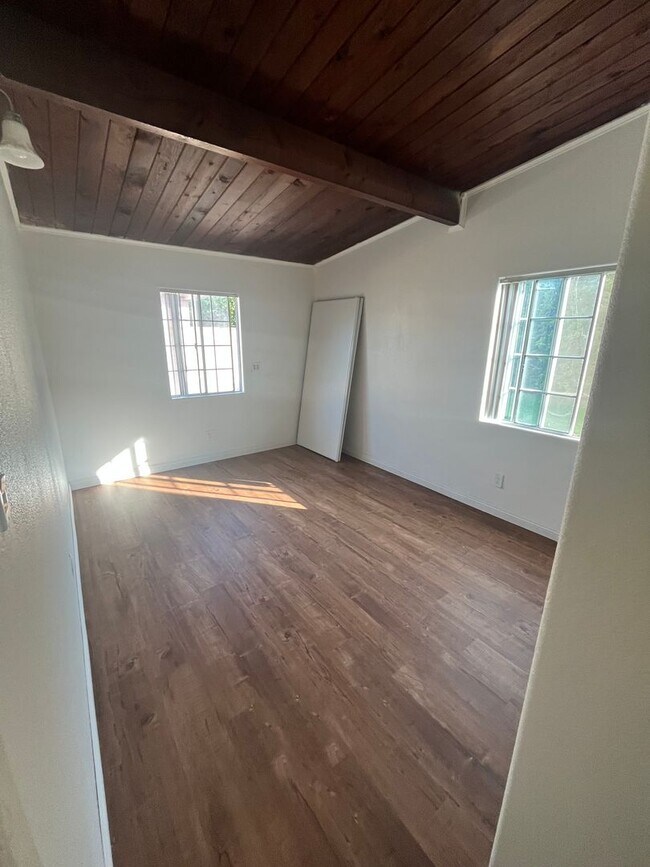 Building Photo - 5850 Cedarglen Dr