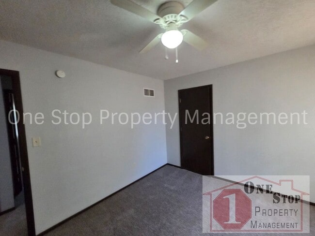 Building Photo - Welcome Home to this Adorable 2 Bed 1.5 Bath Duplex in Independence!!