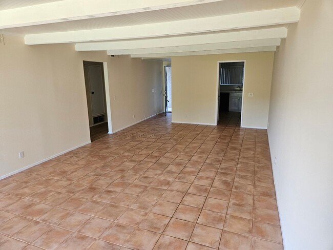 Building Photo - Great 2 Bedroom 2 Bathroom On The Golf Cou...