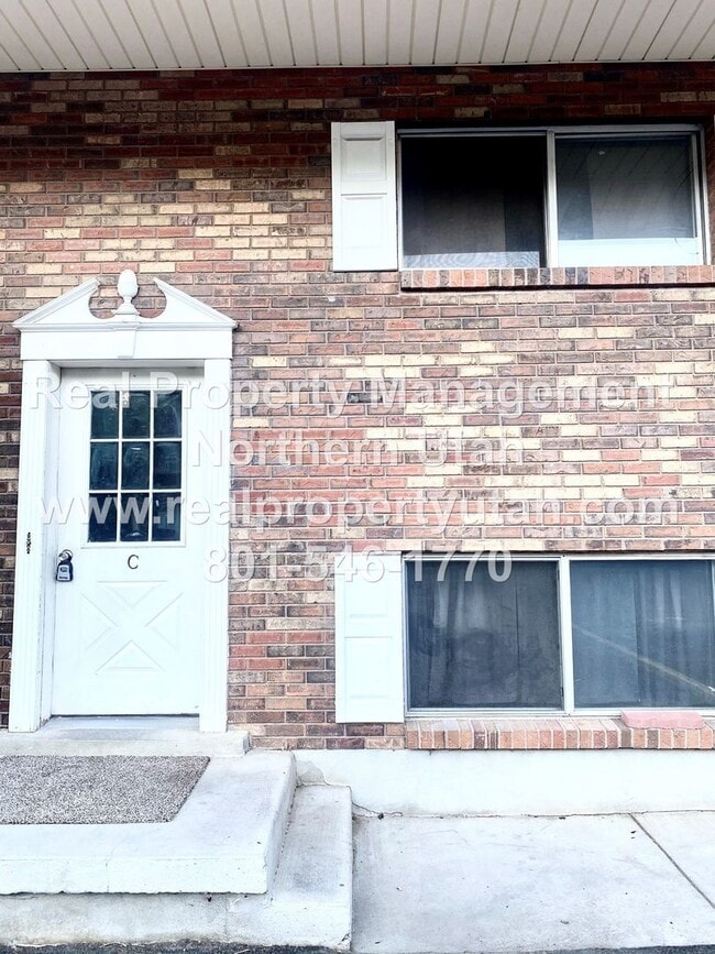 Building Photo - 3 Bedroom 1.5 Bath Townhome Available in Clearfield