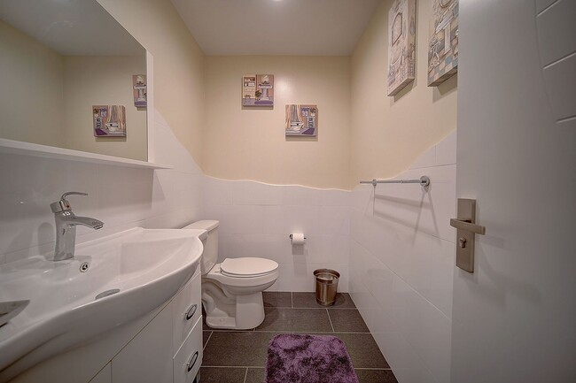 Building Photo - NY Style Townhome 3br/2ba in Gated Community with Garage Parking