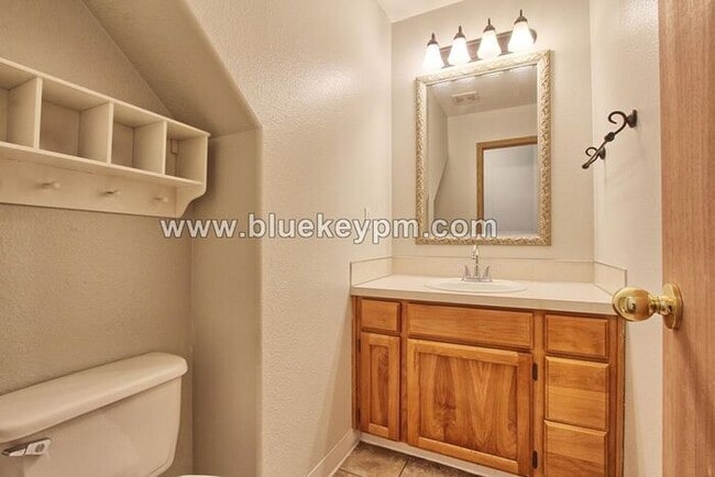 Building Photo - 3 Bed, 2.5 Bath Condo with 1 Car Garage Near Van Mall