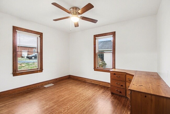 Building Photo - House For Rent