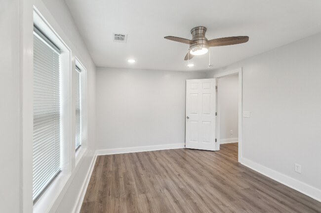 Building Photo - 502 W 48th St