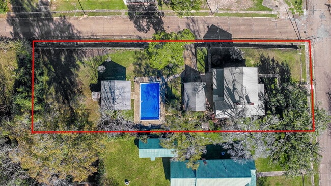 Building Photo - Enchanting 4-bedroom, 3-bathroom Extended ...