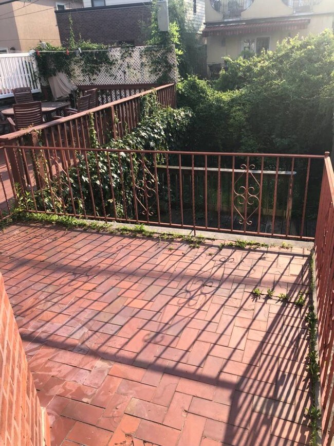 Building Photo - 166 Langham St