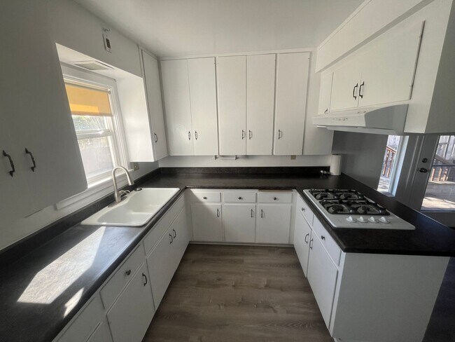 Building Photo - 705 Grapevine Rd