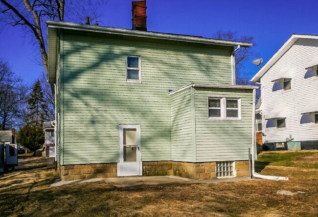 Building Photo - GREAT HOUSE ON BEAUTIFUL STREET GOODYEAR HEIGHTS
