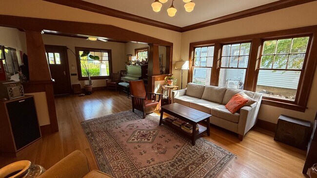 Building Photo - Beautiful Fully Furnished Home in Close-In...
