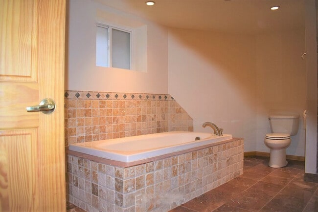 Building Photo - 338 S Oak Park Ave