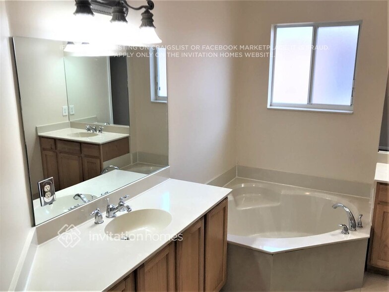 Building Photo - 946 NW 206th St