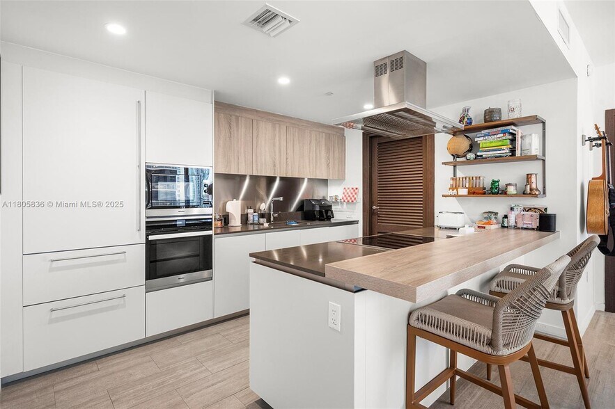 Building Photo - 1000 Brickell Plz