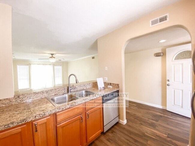 Building Photo - Super Charming 2 Bedroom 2 Bathroom Townhouse