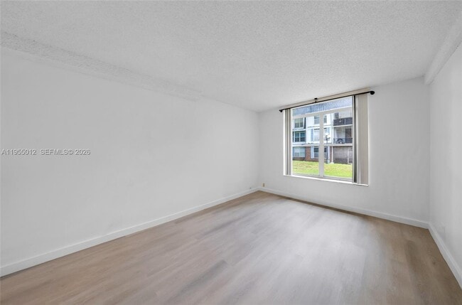 Building Photo - 3650 Inverrary Dr