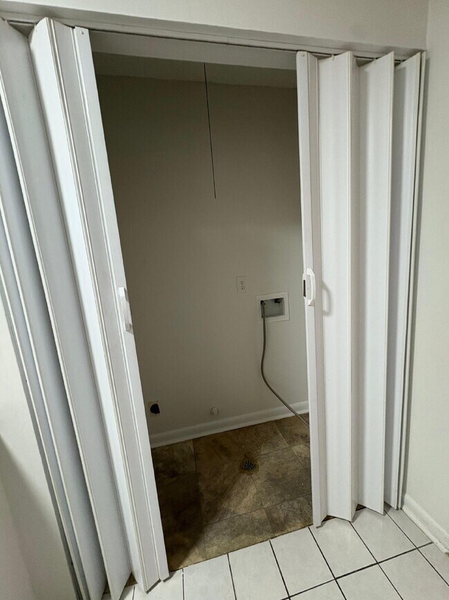 Building Photo - 571 Winding Creek Rd