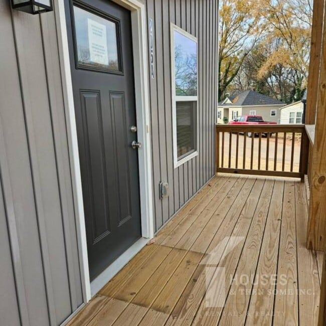 Building Photo - 205 Blackwood St