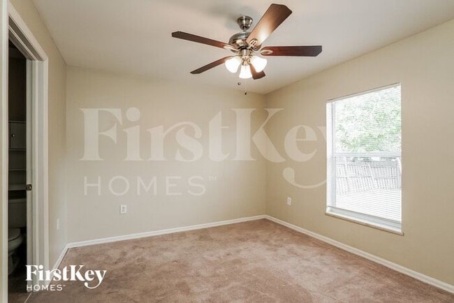 Building Photo - 18552 Spruce Dr W