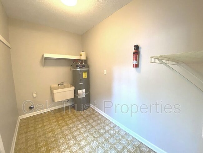 Building Photo - 4428 N Shirley Dr
