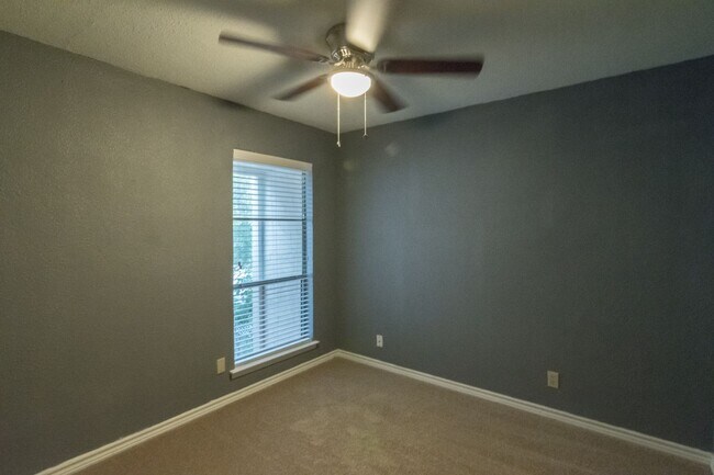 Building Photo - 317 Valley Park Dr