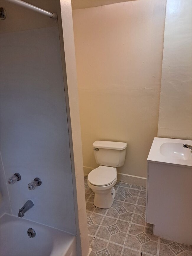 Building Photo - 2 BR Townhouse Near University of Saint Fr...